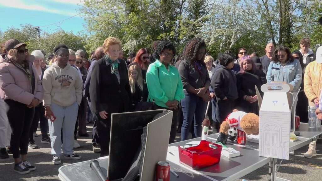 Mourners gather in Hainault for vigil in honour of stabbed schoolboy Daniel Anjorin