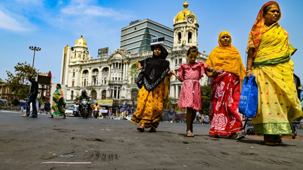 Heatwave grips vast regions across India, weather department raises concerns