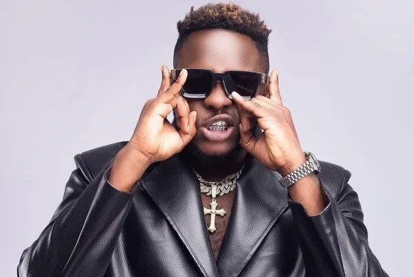 Medikal Blasted After Posting Childish Tweet Instead of Congratulating Fella Makafui Over Successful ‘Resonance’ Premiere