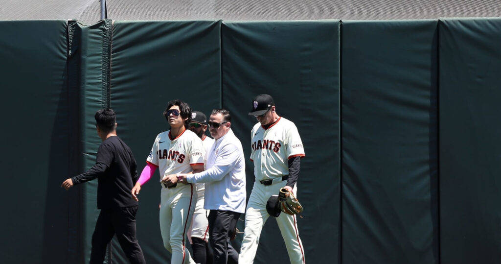 Giants’ Jung Hoo Lee Diagnosed with Dislocated Shoulder Injury After Exiting vs. Reds