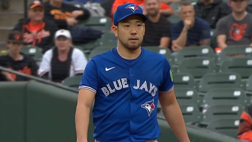 Kikuchi makes slick bare-handed play to get runner at first