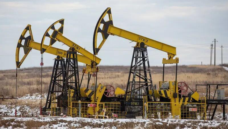 ‎Oil rises, records weekly losses of over 2%