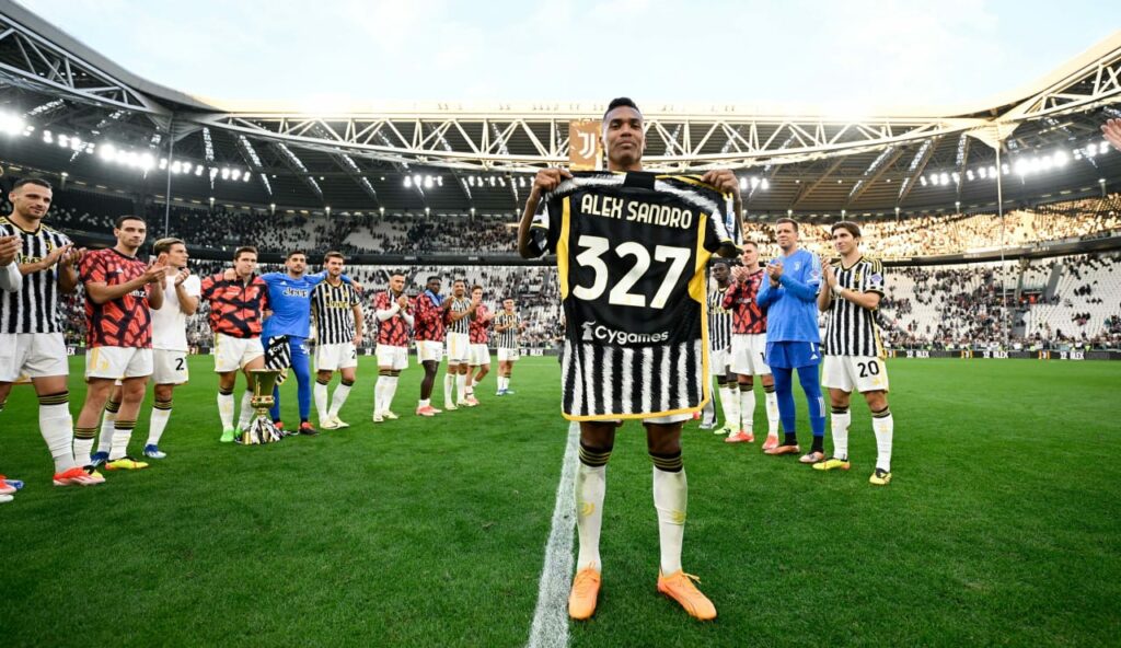 Video – Juventus honor Alex Sandro on his final club appearance