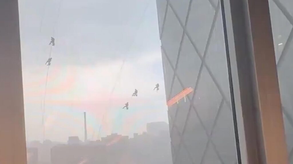 High winds leave crew dangling from Beijing skyscraper