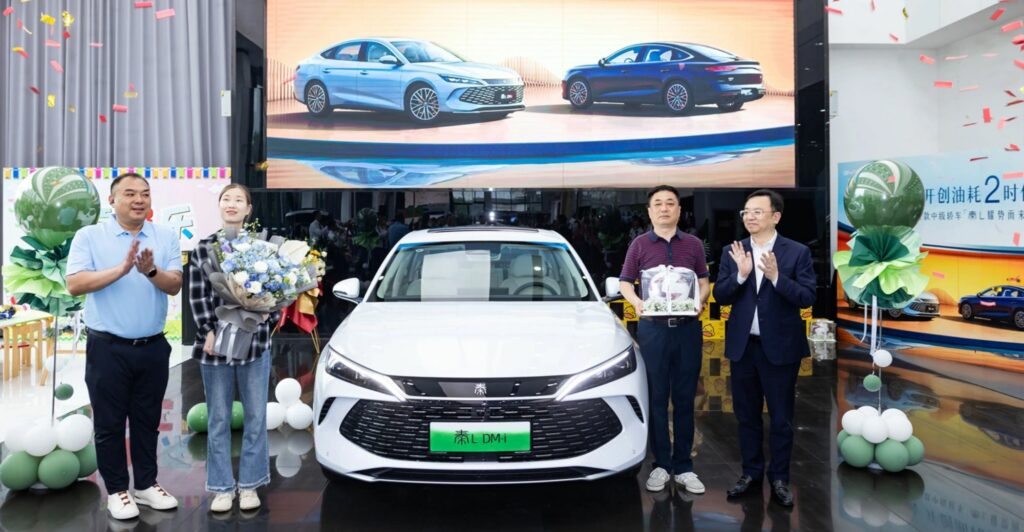 The First Batch of BYD Qin L Delivers, Wang Chuanfu Personally Hands Over the Car to the Owner