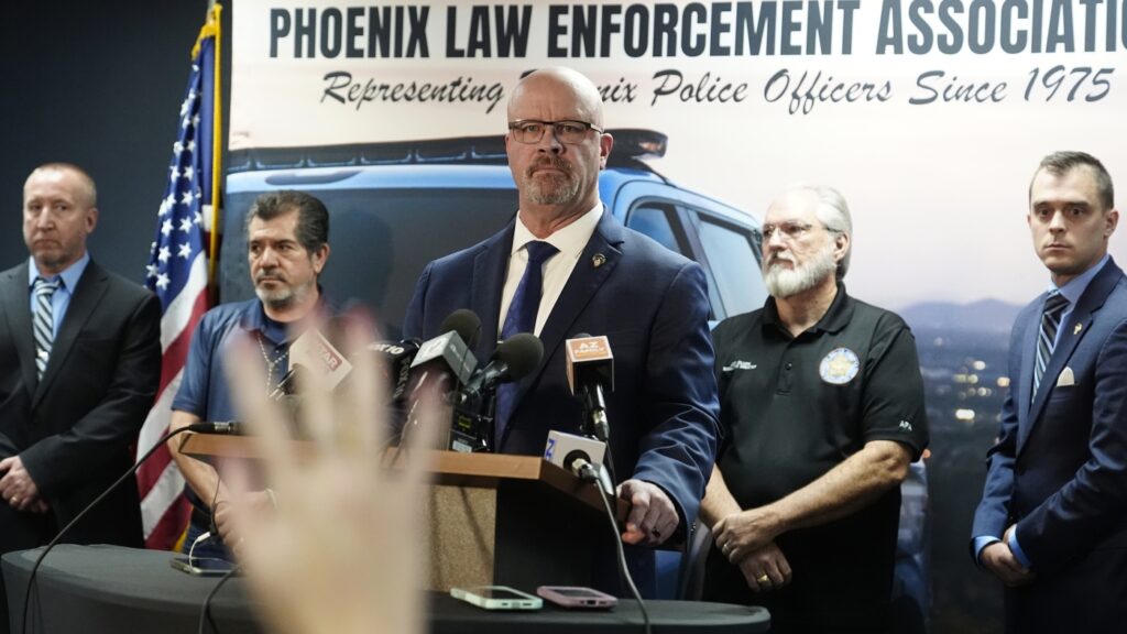 Phoenix police have a pattern of violating civil rights, Justice Dept. report says