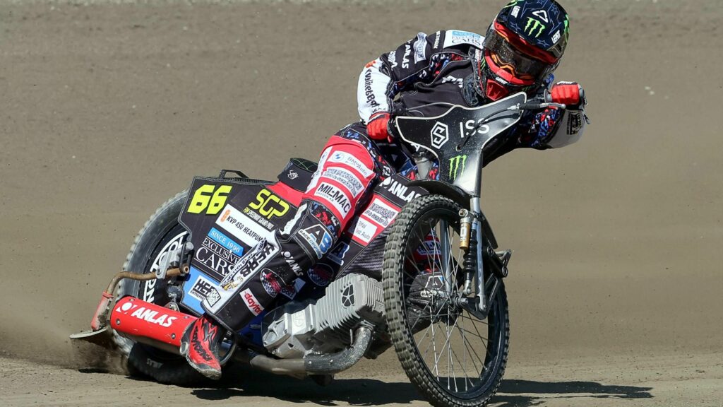 Round Recap as Lindgren makes superb pass on Zmarzlik to win Speedway GP in Gorzow