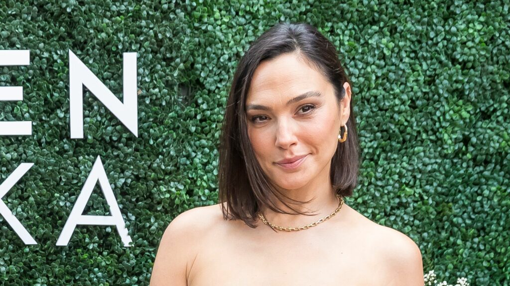 Gal Gadot shares swimsuit photo from family vacation featuring rarely-seen daughters