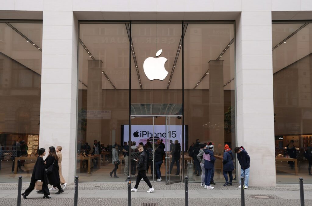 Apple reaches its first contract agreement with a US retail union