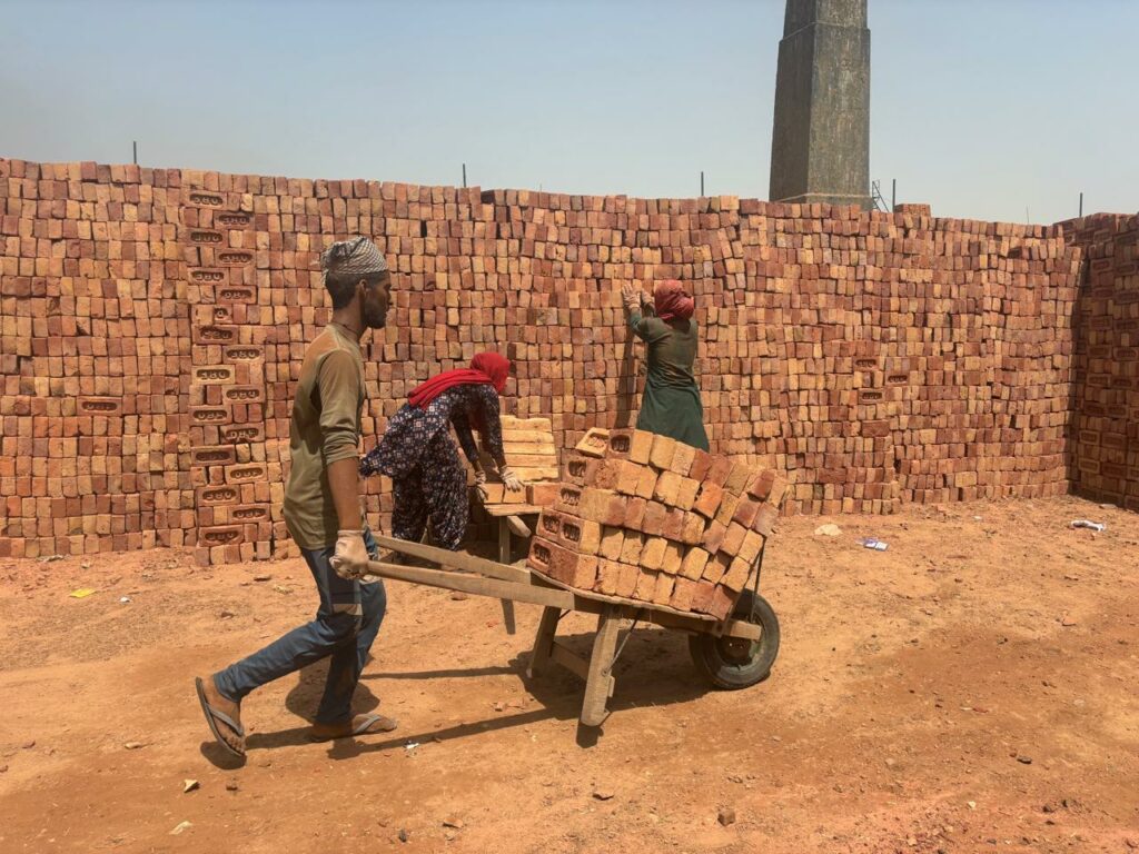 Pollution clampdown on Delhi kilns threatens brick workers’ future