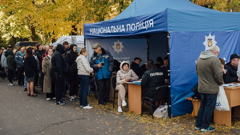 Ukrainian‌ police assist missile ⁤attack victims