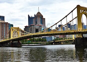 Pittsburgh scientists, doctors fill Schenley Plaza to protest federal research funding cuts – 90.5 WESA