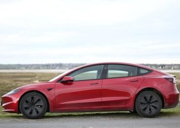 Tesla Stock Tumbles as Elon Musk’s Political Role Grows More Divisive – The New York Times