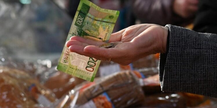 Russian Economy Dealt Blow With Slumping Oil Prices – Newsweek