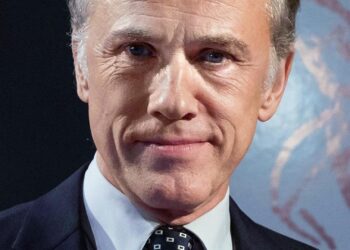 Waltz was photographed checking Signal on his phone during cabinet meeting – as it happened – The Guardian