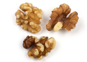 Study suggests eating walnuts may reduce risk of bowel cancer – The Weekly Journal