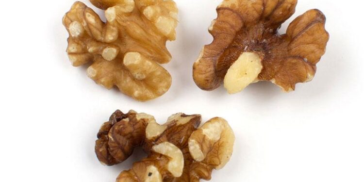 Study suggests eating walnuts may reduce risk of bowel cancer – The Weekly Journal