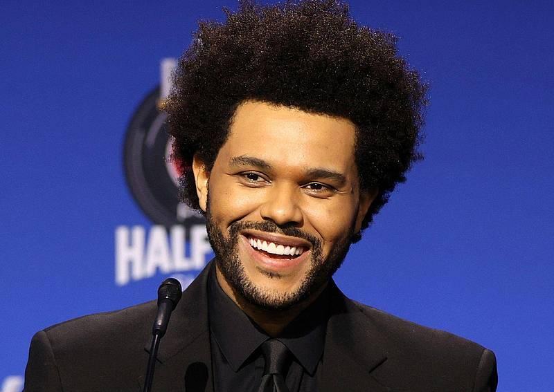 The Weeknd made the apocalypse sexy at his 2025 tour launch in Arizona – Yahoo