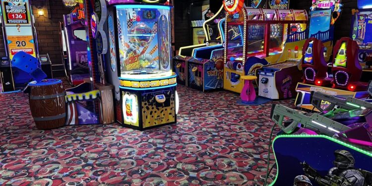 Ashwaubenon Bowling Alley upgrades with new Neoverse entertainment system – WFRV Local 5