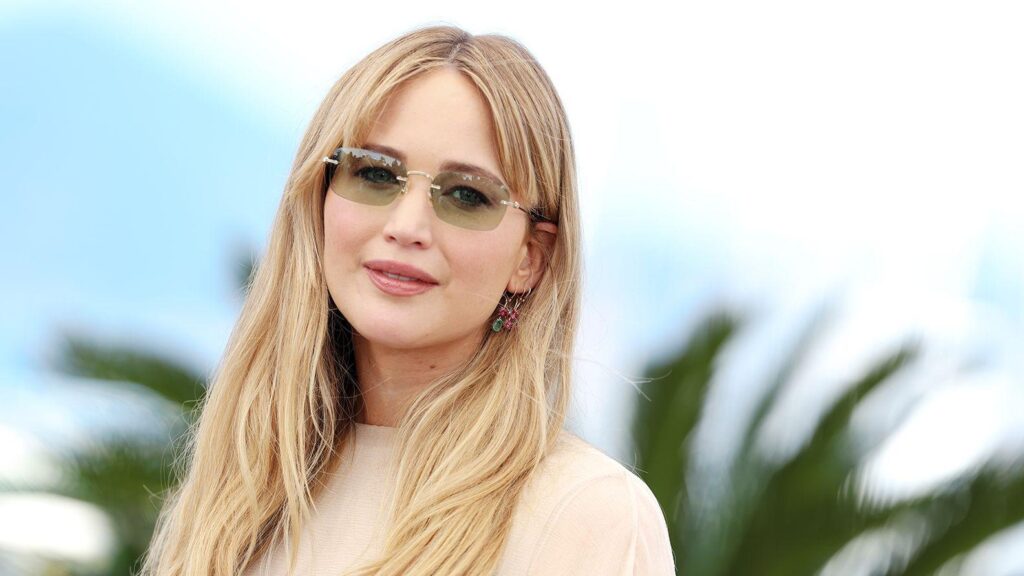 Jennifer Lawrence and Robert Pattinson Did This “Humiliating” Thing to Prep for Sex Scenes – Yahoo
