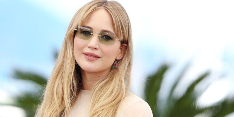 Jennifer Lawrence and Robert Pattinson Did This “Humiliating” Thing to Prep for Sex Scenes – Yahoo