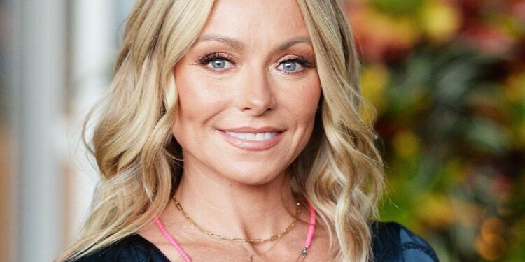 Kelly Ripa opens up about empty nest lifestyle: ‘Total freak show all the time’ – HOLA