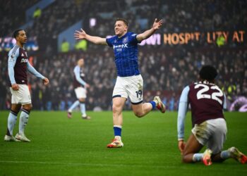 Delap impact helps Chelsea see off LAFC at Club World Cup but fans stay away – The Guardian