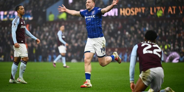 Delap impact helps Chelsea see off LAFC at Club World Cup but fans stay away – The Guardian