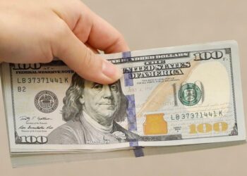 Dollar Gains as the World Awaits Iran’s Response to US Attack – Yahoo Finance