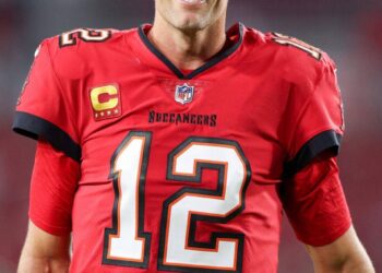 Tom Brady Ditches Sneakers Lifestyle For Jeff Bezos & Lauren Sánchez’s Wedding – Yahoo