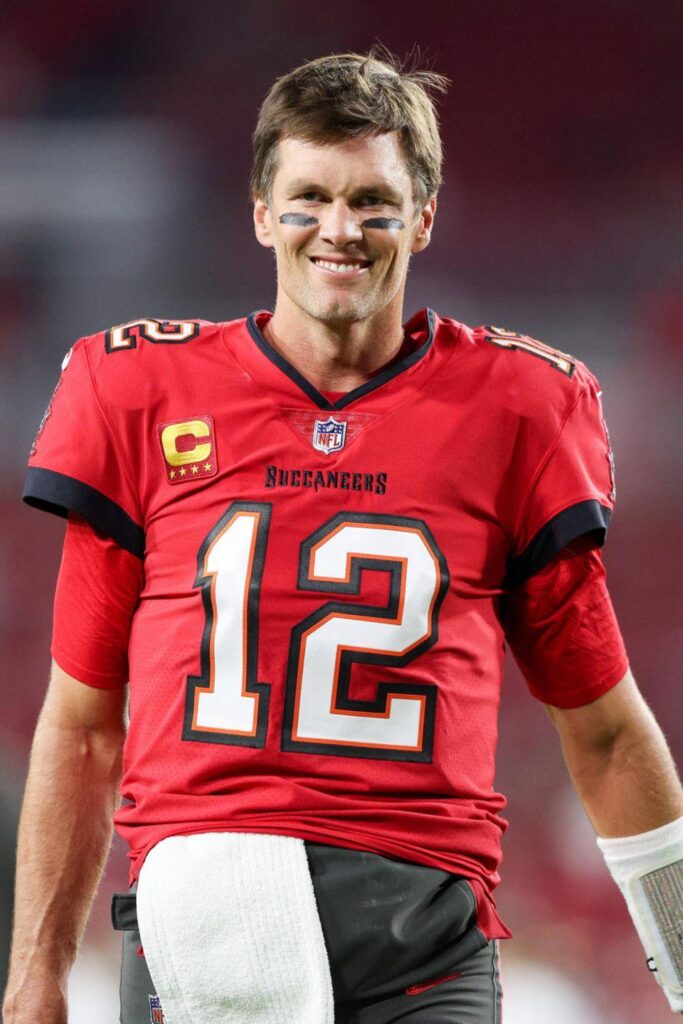 Tom Brady Ditches Sneakers Lifestyle For Jeff Bezos & Lauren Sánchez’s Wedding – Yahoo