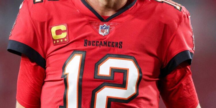 Tom Brady Ditches Sneakers Lifestyle For Jeff Bezos & Lauren Sánchez’s Wedding – Yahoo