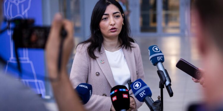 Ukraine Reshuffles Cabinet With Wartime Economy Struggling – Bloomberg.com