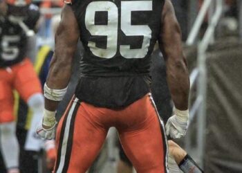 With Myles Garrett and T.J. Watt deals in rearview, it’s time for Cowboys to extend Micah Parsons – Yahoo Sports