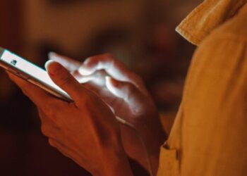 Put the Phone Down, Kid. Science Says So. – 105.7 WROR