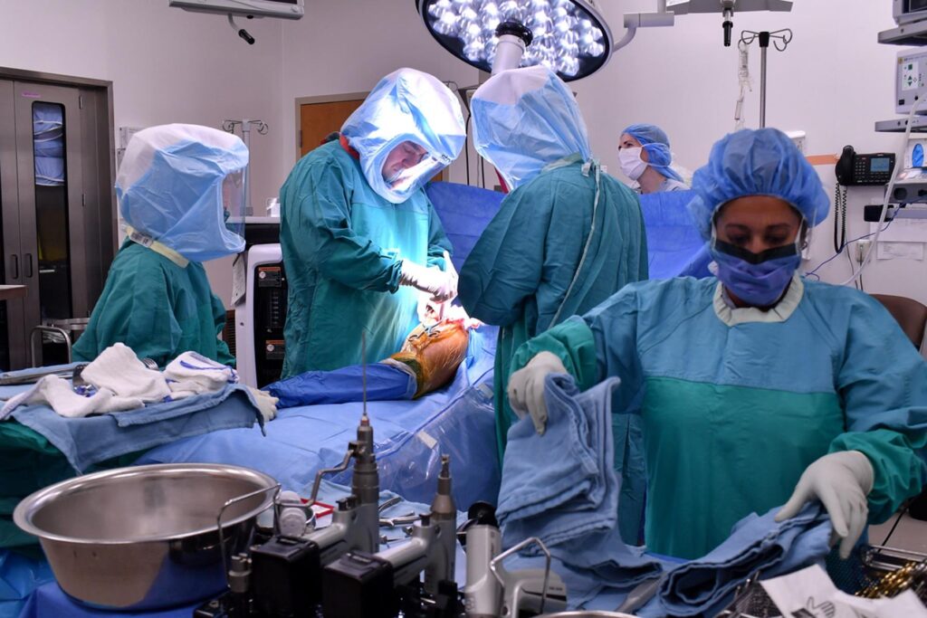 Emory orthopaedic surgeons use robotic technology to transform knee replacement surgery – Emory News Center