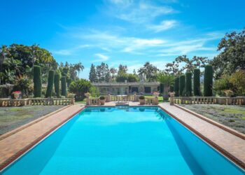 Students visit Robinson Gardens for science fair – Beverly Press & Park Labrea News