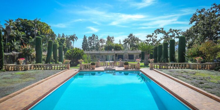 Students visit Robinson Gardens for science fair – Beverly Press & Park Labrea News