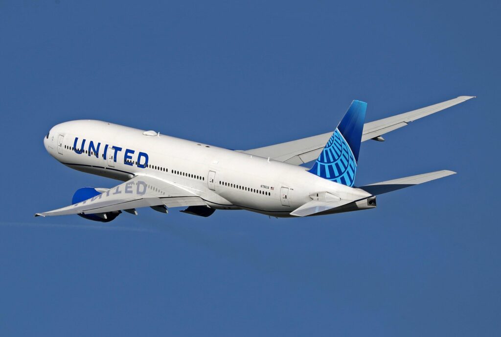 United Airlines passengers in US delayed after tech glitch halts flights – BBC