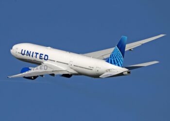 United Airlines passengers in US delayed after tech glitch halts flights – BBC