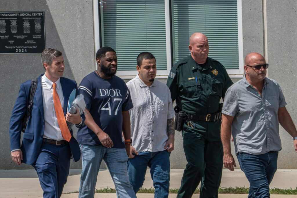 Kilmar Ábrego García speaks out before entering ICE facility – CNN