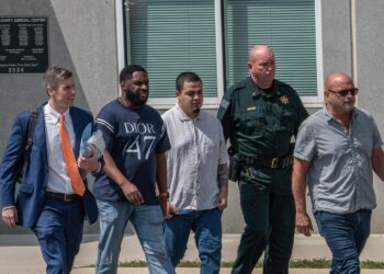 Kilmar Ábrego García speaks out before entering ICE facility – CNN