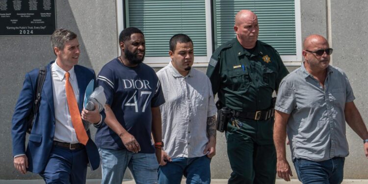 Kilmar Ábrego García speaks out before entering ICE facility – CNN