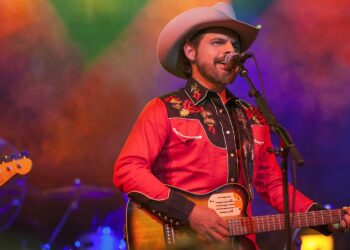 Country music star apologizes after drunken show ends with cops taking him down: ‘I’m not OK’ – PennLive.com