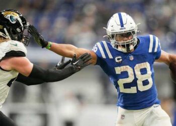 Former NFL All-Pro RB has top girls basketball prospect – Yahoo Sports