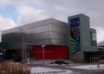 Michigan Science Center’s vertical wind tunnel demonstration – CBS News