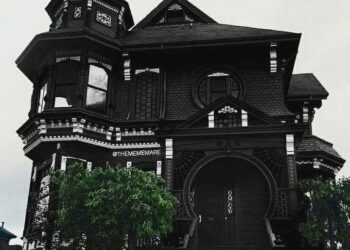 Viral ‘Goth house’ for sale just in time for Halloween – The Weekly Journal