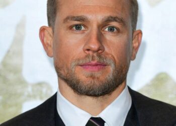 Charlie Hunnam Reflects on Playing a Serial Killer in Monster: The Ed Gein Story – Yahoo