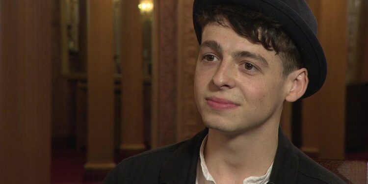 No, Anthony Boyle Didn’t Use a Prosthetic in His House of Guinness Bath Scene – Yahoo