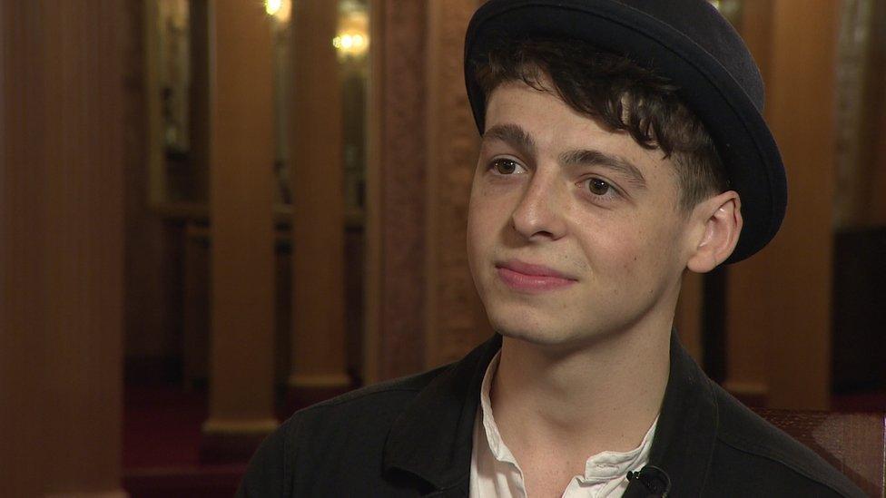 No, Anthony Boyle Didn’t Use a Prosthetic in His House of Guinness Bath Scene – Yahoo